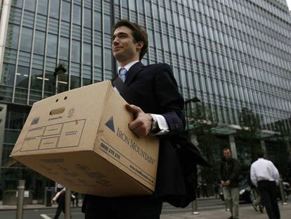 Un empleado de Lehman Brothers abandona el edificio del banco en Londres el 15 de septiembre de 2008.