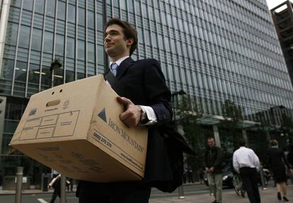 Un empleado de Lehman Brothers abandona el edificio del banco en Londres el 15 de septiembre de 2008.