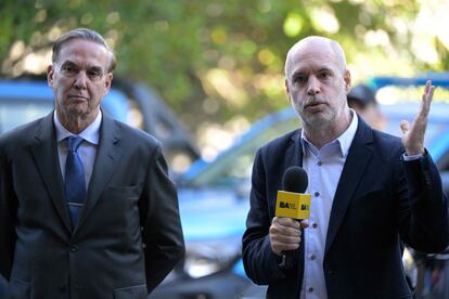 El alcalde de Buenos Aires y precandidato presidencial, Horacio Rodríguez Larreta (derecha), junto al exdiputado Miguel Ángel Pichetto.