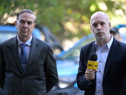 El alcalde de Buenos Aires y precandidato presidencial, Horacio Rodríguez Larreta (derecha), junto al exdiputado Miguel Ángel Pichetto.