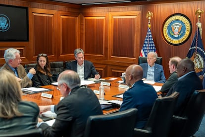 El presidente Joe Biden, junto con miembros de su equipo de seguridad nacional, este sábado en la Casa Blanca, Washington.