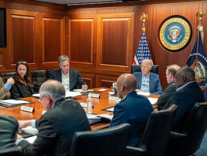 El presidente Joe Biden, junto con miembros de su equipo de seguridad nacional, este sábado en la Casa Blanca, Washington.