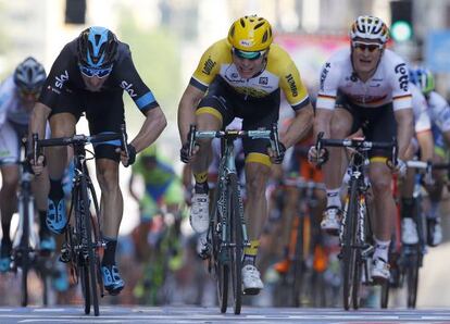 Viviani, a la izquierda, supera a Hofland y Greipel en los &uacute;ltimos metros.