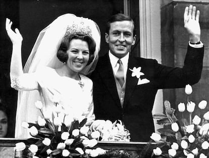 10 de marzo de 1966 de la reina Beatriz de Holanda, junto a su esposo, el príncipe Claus, el día de su boda en Ámsterdam.
