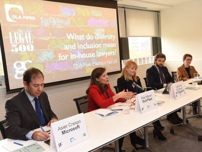 En la foto, de izquierda a derecha: Asier Crespo, Pilar Menor, Catherine McGregor, Romain Courlet de Vregille y Janet Legrand.