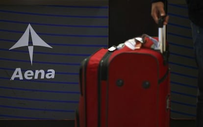 Un viajero, ante un mostrador de información de Barajas.
