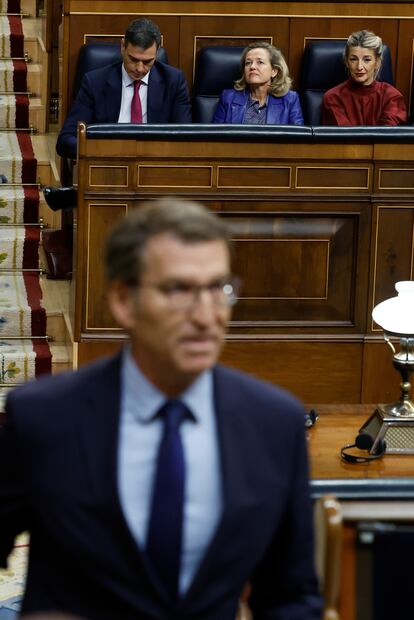 El presidente del Gobierno, Pedro Sánchez, la entonces vicepresidenta económica, Nadia Calviño, y la vicepresidenta segunda y ministra de Trabajo, Yolanda Díaz observan al presidente del PP, Alberto Núñez Feijóo, en la sesión de control al Gobierno, el 20 de diciembre en el Congreso.