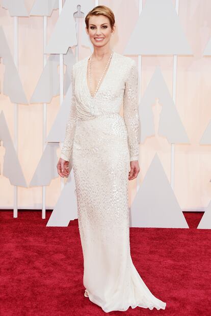 Faith Hill con vestido blanco de manga larga y escote en pico de J Mendel.