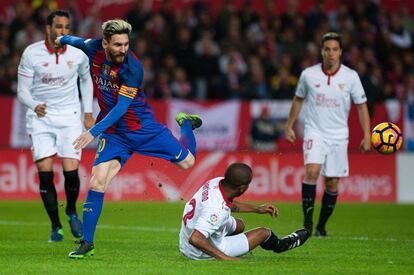 Lionel Messi y el defensa sevillista, Mariano Ferreira, en una acción del encuentro.