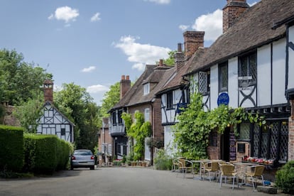 Uno de los pueblos más característicos del sureste inglés, a pocos kilómetros de la peregrina ciudad de Canterbury, la plaza del pueblo es uno de los mejores escenarios para realizar un viaje en el tiempo: casas tudor y jacobinas se entrelazan junto a un ‘pub’, un salón de té y una tienda de regalos y antigüedades. Completan el conjunto histórico la iglesia de Santa María y el castillo local, que acaba de cumplir 500 años.