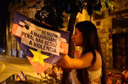 Militante contra a redução da maioridade penal no Rio.