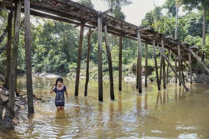 Aryana Adali se baña en el Tacana, uno de los miles de afluentes del Amazonas, en el resguardo indígena de Tikuna-Huitoto de Leticia (Colombia), amenazado por vertidos tóxicos y pesca masiva, que ponen en peligro la alimentación y salud de millones de personas que se nutren de esta agua y los peces que la habitan.