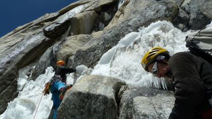 Alberto Iñurrategui escalando los primeros largos de roca.