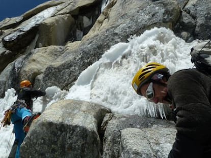 Alberto Iñurrategui escalando los primeros largos de roca.