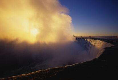 Las cataratas del Niágara, frontera natural entre Estados Unidos y Canadá. En el lado de Estados Unidos (American Falls, de 260 metros de ancho), los visitantes pueden descender, pertrechados de chubasqueros, hasta la Cueva de los vientos, un paseo por plataformas de madera que acerca hasta pocos metros de la cascada llamada El Velo de la Novia. Los saltos del lado canadiense, Horseshoe Falls o cascadas de la Herradura, son casi el triple de grandes.