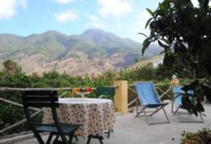 Un típica casa canaria en La Palma rodeada de mar y montaña.