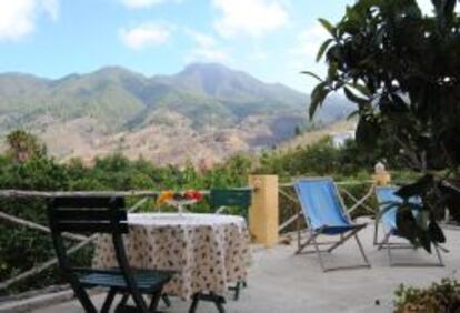 Un t&iacute;pica casa canaria en La Palma rodeada de mar y monta&ntilde;a.