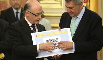 El ministro de Hacienda, Cristóbal Montoro, hace entrega al presidente del Congreso, Jesús Posada, del proyecto de los Presupuestos Generales del Estado 2012 en formato digital