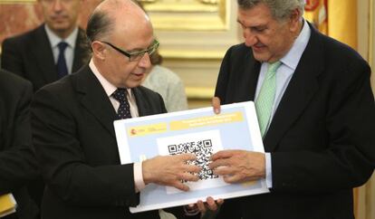 El ministro de Hacienda, Crist&oacute;bal Montoro, hace entrega al presidente del Congreso, Jes&uacute;s Posada, del proyecto de los Presupuestos Generales del Estado 2012 en formato digital 