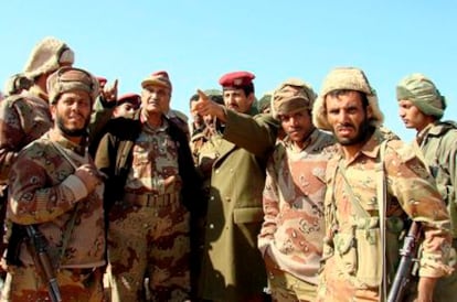 Imagen facilitada por el ejército de Yemen en enero de 2010, que muestra al ministro yemení de Defensa, Mohammad Naser Ahmad, durante un encuentro con las tropas en la frontera del norte de Yemen, en la provincia de Saada.