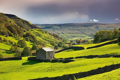 Graneros de heno en Upper Swaledale, en Yorkshire Dales (Inglaterra). Un escenario bucólico donde se desarrolla la trama de 'Todas las criaturas grandes y pequeñas'.