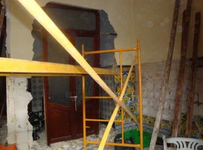 Destrozos en el interior de la casa de la calle de la Reina comprada por la empresa pública Cabanyal 2010.