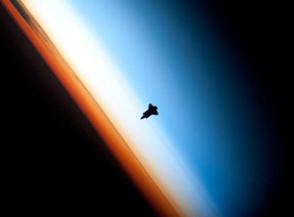 Imagen tomada por uno de los astronautas de la ISS del transbordador <i>Endeavour</i> antes de atracar en la estación.
