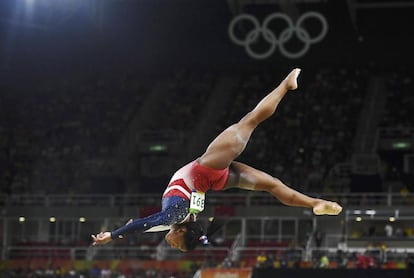 Simone Biles, en acci&oacute;n en el Olympic Arena de R&iacute;o.