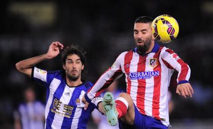 Arda controla ante Carlos Mart&iacute;nez.