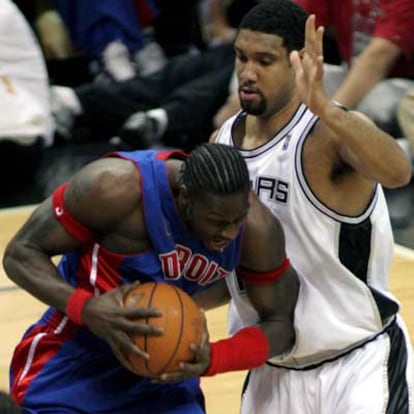 Tim Duncan (dcha.), de los Spurs de San Antonio intenta impedir la jugada de Ben Wallace, de Detroit.