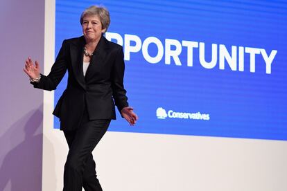 La Primera Ministra británica Theresa May, bailando antes de poner el cierre al congreso de su partido.