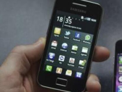 IPhone 4 junto a los modelos de Samsung (S II y Ace)