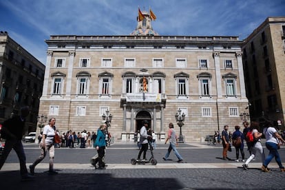 La pancarta este lunes por la mañana en el Palau. 