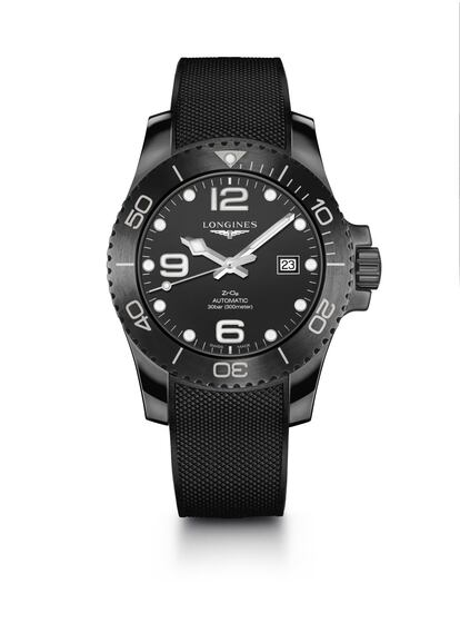 Una nueva versión realizada completamente en cerámica llega para enriquecer la colección Hydro Conquest de Longines. Este modelo, de estilo dinámico, complementa una línea recién ampliada con piezas que se ofrecen con un bisel realzado por un inserto de cerámica coloreado. En este caso, está totalmente realizado en cerámica negra. Combinando excelencia técnica y elegancia tradicional específicas de la marca, la colección Hydro Conquest saca su inspiración del universo de los deportes acuáticos. Precio: 3.260 euros.