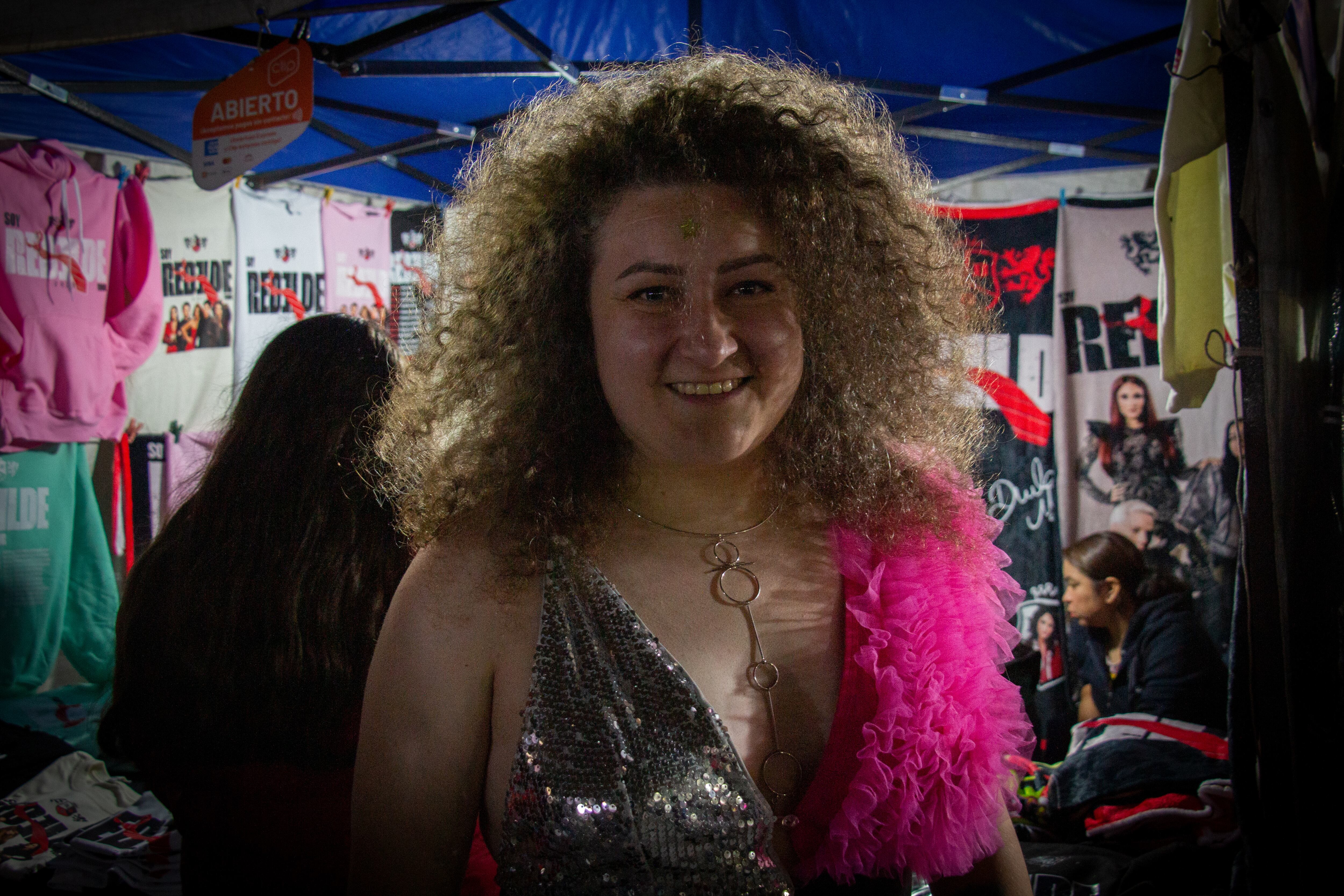 Diana Nour junto a un puesto de productos de RBD, a las afueras del Foro Sol, el pasado 2 de diciembre.