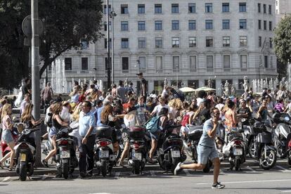 <strong> Attack on Las Ramblas. </strong> Moments of tension among the crowds in the Plaza de Catalunya, after the attack.