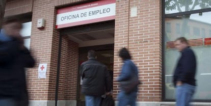 Un grupo de personas hacen cola en un a oficina del INEM en Madrid. 