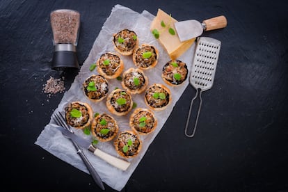 <p><strong>El plato típico:</strong> "Es muy típico prepararlos rellenos con alguna salsa con nata para la cena de Navidad", dice Quintas y añade "que son bastante calóricos porque están hechos con harina de trigo y aceites y grasas vegetales, como la estearina de palma o los aceites de palma y de canola". </p> <p><strong>La opción más saludable:</strong> champiñones rellenos. "Cuando le quitamos el tallo nos queda una forma similar a la del volován y podemos rellenarlo de lo que queramos. Un sofrito de jamón con ajo y cebolla y coronado con un huevo de codorniz está espectacular", asegura Quintas.</p>