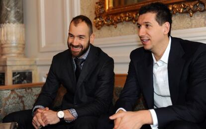 Vassilis Spanoulis, de Olympiacos, y Dimitris Diamantidis, de Panathinaikos charlan en Estambul