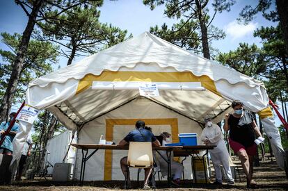 Pruebas de coronavirus junto a la playa de La Teste-de-Buch, en el suroeste de Francia, este viernes.