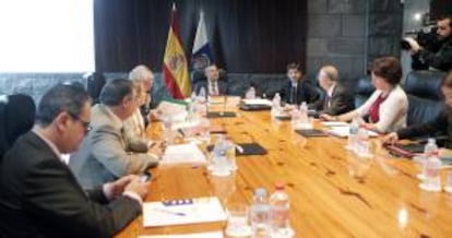 El presidente de Canarias, Paulino Rivero (c), preside la reunión del Consejo de Gobierno de Canarias celebrado hoy en la capital tinerfeña.