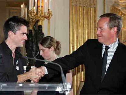 Juanes, felicitado por el ministro francés de Cultura, Renaud Donnedieu de Vabres, que le impuso la medalla.
