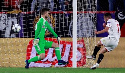 El centrocampista Pablo Sarabia, del Sevilla FC, dispara para marcar el primer gol del partido.