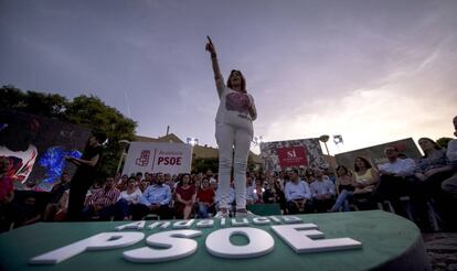 La secretaria general del PSOE en Andalucía y Presidenta de la Junta de Andalucía, Susana Díaz, en el barrio cordobés de Fátima.