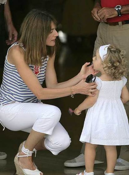 Doña Letizia, con su hija Leonor, ayer en Palma.