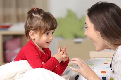 Una mujer juega y se ríe con su hija.