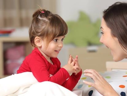 Una mujer juega y se ríe con su hija.