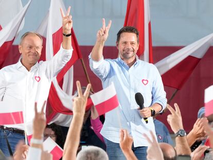 Poland's opposition leader and former prime minister, Donald Tusk, left, and his Civic Platform member, Warsaw Mayor Rafal Trzaskowski, right, flash victory signs during an election campaign rally in Otwock, Poland, on Monday, Sept. 25, 2023. Tusk is leading a march in Warsaw on Sunday aimed at mobilizing supporters in his against-the-odds battle to unseat the right-wing government in the Oct. 15 parliamentary election.