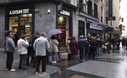 Madrileños hacen cola para comprar Lotería de Navidad, el pasado noviembre.