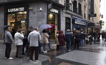 Madrile&ntilde;os hacen cola para comprar Loter&iacute;a de Navidad, el pasado noviembre.